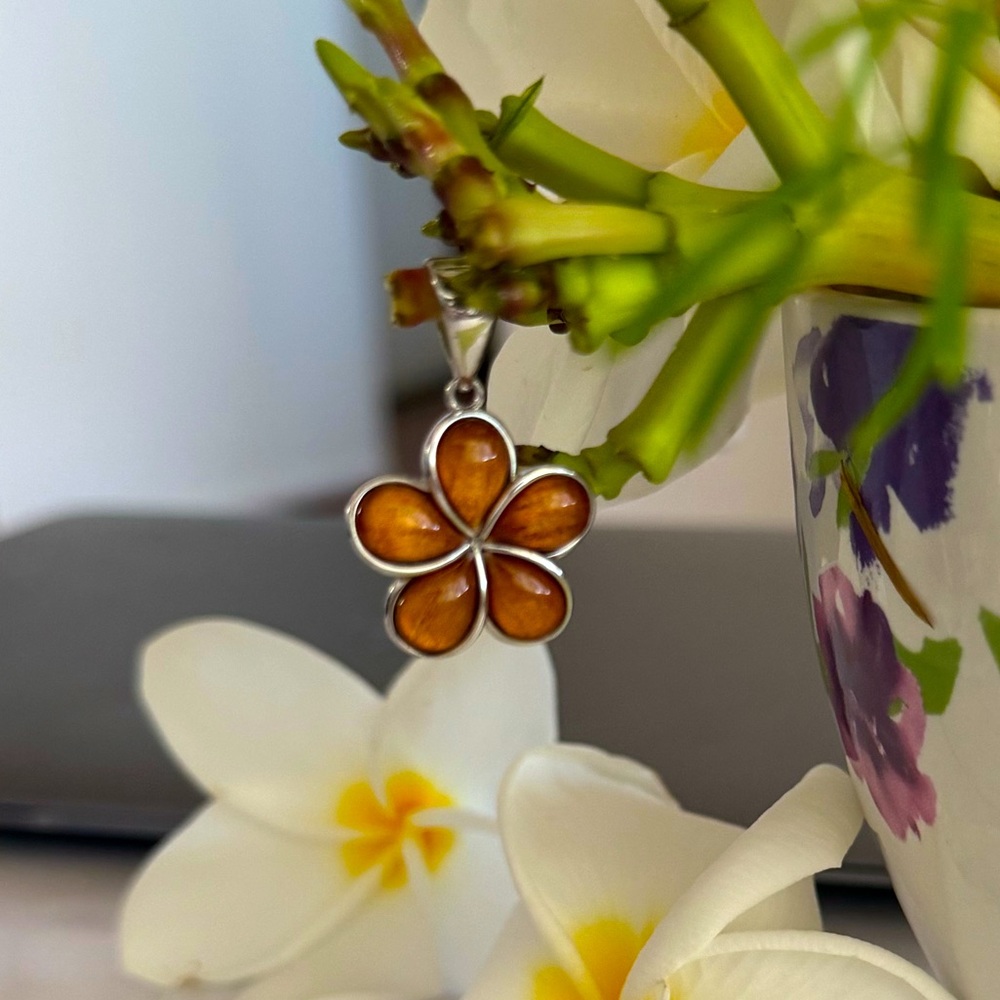 NWT, 925 Sterling silvers Koa-wood plumeria flowers 🌸 charm.
